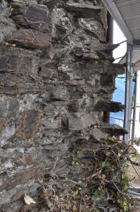 Das Bruchsteinmauerwerk nach Entfernung des Efeus. Foto: LWL/Funke